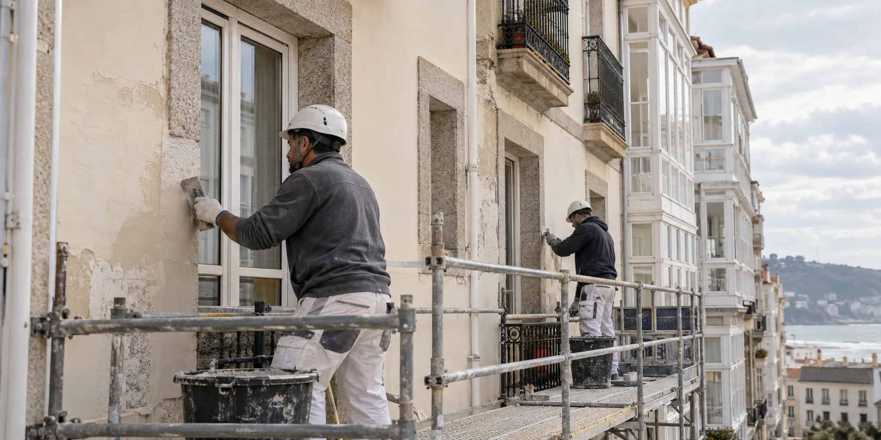 Andamio en la fachada de un edificio durante su rehabilitación